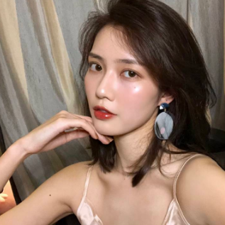 为什么很多女孩子不上班还经常逛商场购物，她们的钱那来的？